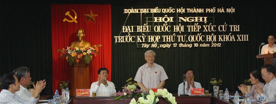 เลขาธิการใหญ่พรรคคอมมิวนิสต์เวียดนามพบปะกับผู้มีสิทธิ์เลือกตั้งกรุงฮานอย - ảnh 1